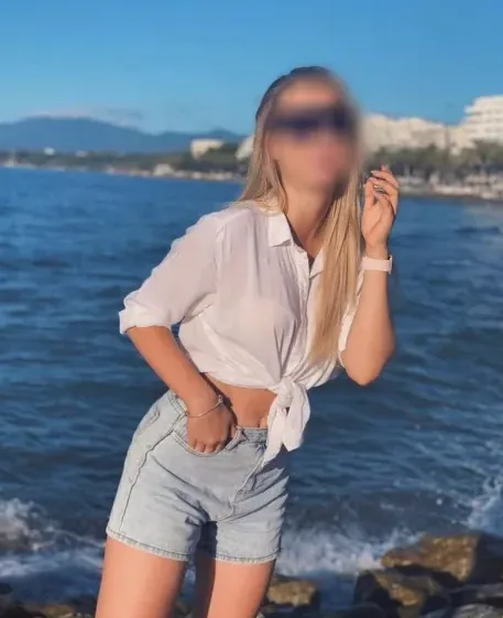 Amira, 36