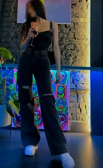 Mia, 28